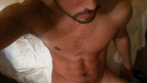 itsbellebabyy:  simplamentenico:  Finally off!! Time to relax  Let me help you….