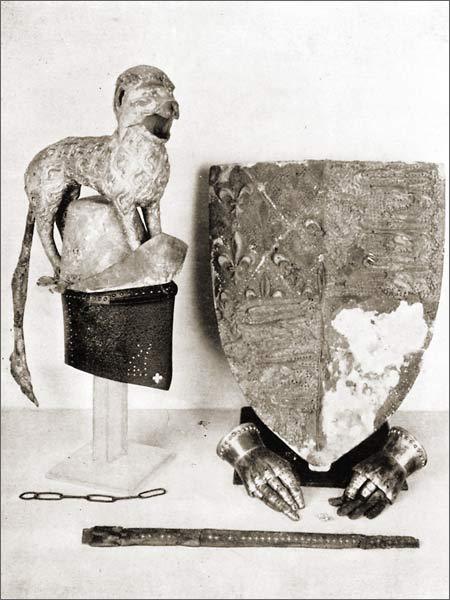 coolartefact:  Helm, shield, gauntlets, and scabbard of Edward the Black Prince (1330-1376).