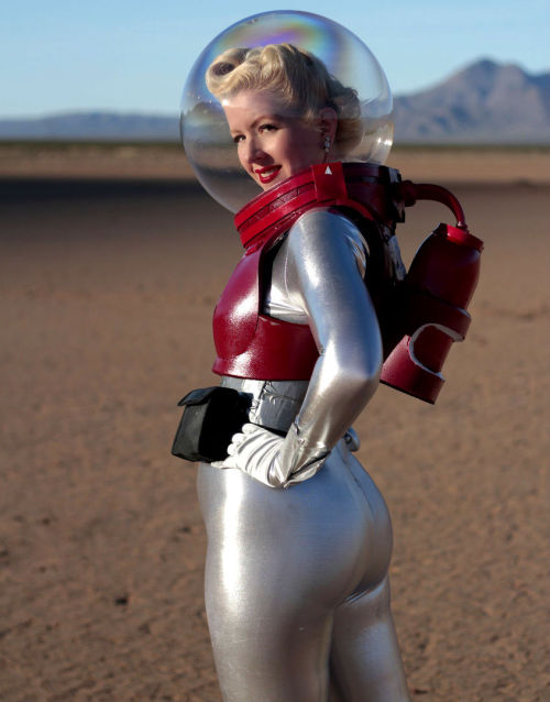 falloutaddicted:  the-dubstep-strawberry:  retrofied-forest:  1950s Spacesuit  Nuka-Girl inspiration!    Nuka-Girl is real!  