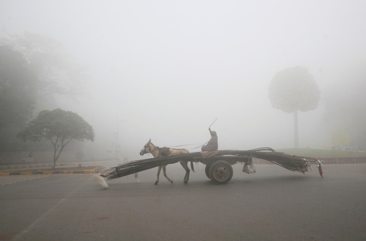 CONTAMINACIÓN. India y Pakistán sumergidos en espeso aire tóxico. Desde Nueva Delhi en India a Lahore en Pakistán, el norte del subcontinente indio está sumido en una sofocante y espesa niebla contaminante, un riesgo de salud pública para decenas de...