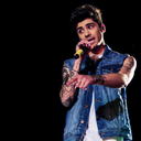 zaynmalikfacts:  finally realizing that i have my phone on video….towards the end…boo. haha 