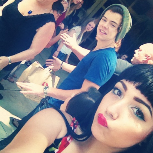 canihazzakiss:  Niall playing ukulele outside his hotel today
