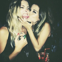 Junto a mim.