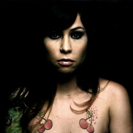 porrapitty:  Pitty respondendo a placa “volte a ser punk”. <3 