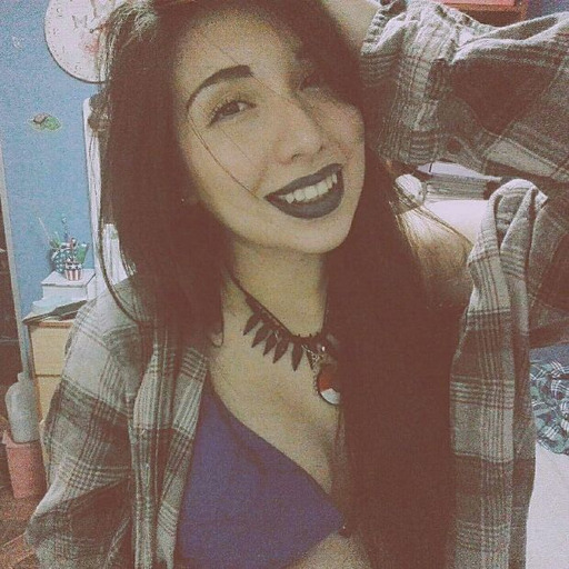 Todos los hombres necesitan una mujer, porque incluso en el ajedrez, la reina es la que protege al rey (:
