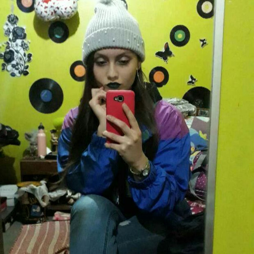-oye ! estas bien ? ;.- ella respondió con una sonrisa horriblemente falsa , tragandoce toda su tristeza acumulada en sus hermosos e hinchados ojos ;" SI , TODO BIEN " 