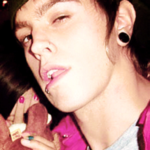 sorriaerealize:  todafadothomas:  Um trecho de Levo Comigo em inglês, ”I Carry You With Me”  que lindos *-* 