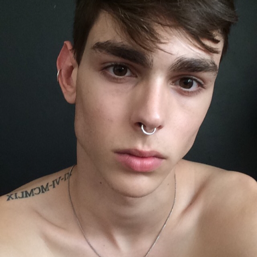 Em terra de cego, eu sou lindo. adult photos