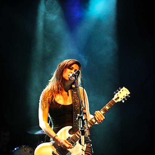 moreofpitty:  Trecho do DVD Brasil a Fora, dos Paralamas do Sucesso, onde a Pitty canta “Tendo A Lua” ao lado de Hebert Vianna. 