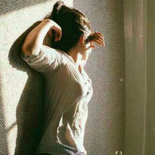 Se você não confia na pessoa, não namora. Proibir de sair, de falar com alguém, de receber sms, de ter redes sociais, de ter amigos, respirar, de viver... neurose de corno é a pior coisa que existe!