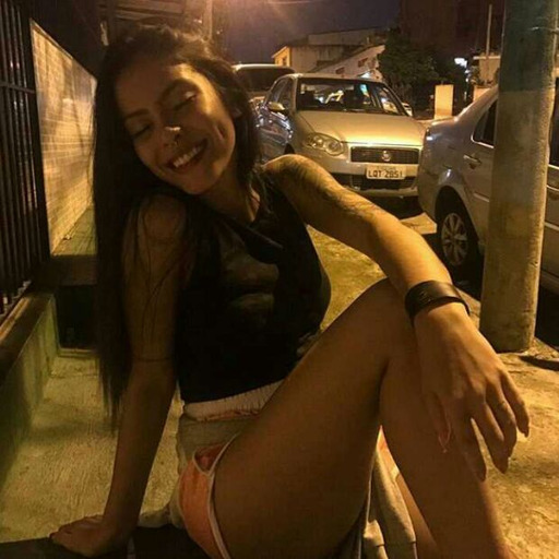 Meninas de 13 anos chegam bêbadas em casa, meninas de 14 já não são virgens faz tempo, meninas de 15 estão grávidas e meninas de 16 se prostituindo. E eu em casa no tumblr rindo. E minha mãe ainda reclama