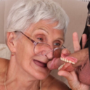 hatdran:  liebhaber-52:  Fantastic Video, very sexy Granny.  Geilsau  Eine wunderbare reife Frau, Megageil. So schön abgespritzt