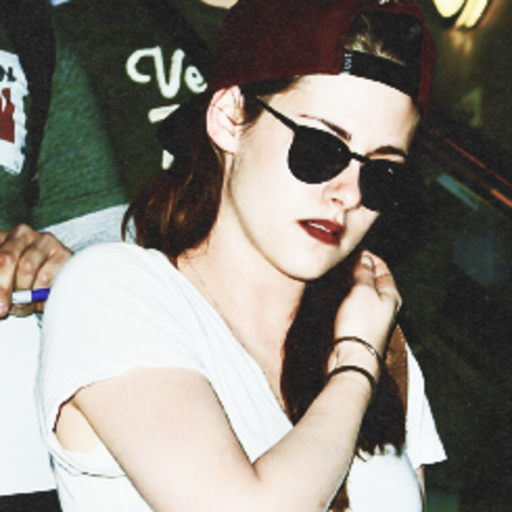 Sabe porque sei que serei eternamente uma Twilighter? Porque ainda hoje, depois de tanto tempo, ainda fico com borboletas no estomago nas primeiras trocas de olhares entre Edward e Bella, ainda prendo a respiração durante os beijos, ainda choro quando