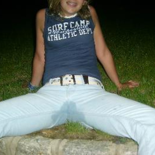 pricilliain2pee:  Desesperation girl pee jeans loked 