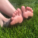 feetpicsfromliv:  Dreaming of summer…. sneak peak 😉☀️ DM’s are open for negotiations!! 