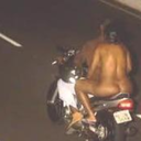 flagrasreais:  Casal se empolga, e faz sexo no carro. De dia, no meio da rua!Veja mais / See more : http://j.gs/7eJXDownload Video:http://j.gs/13187457/novinha-sexo-na-rua