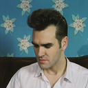 siamesedreamed:  halfaperson1959:    Morrissey paused mid-song last night to grab