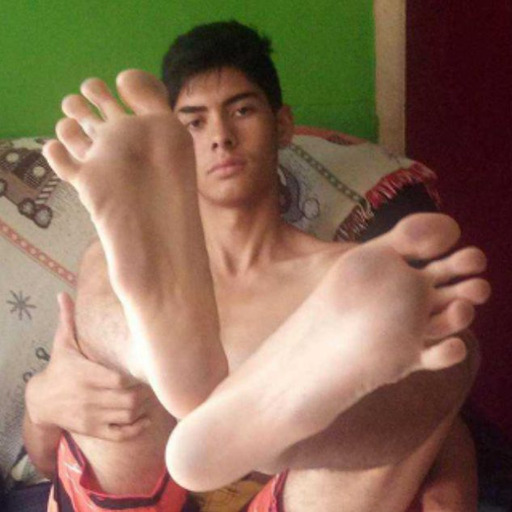 Porn photo bigfeetsizemasters:  Massage oil feet guy