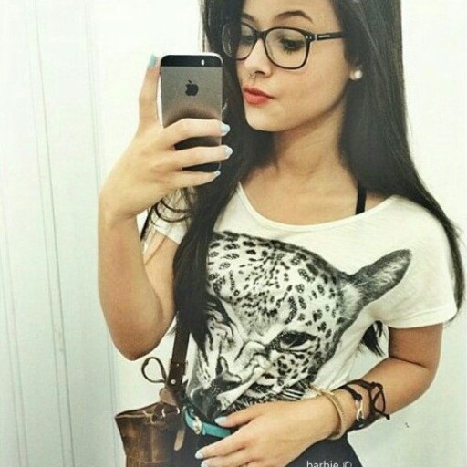 Eu me namoraria tranquilamente, só pelo bom gosto musical que possuo.