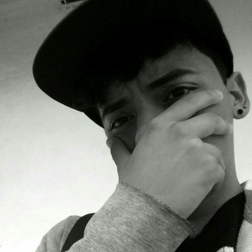  De aquel beso dulce robado y sensual de aquella caricia por una mujer angelical de esa noche sin palabras para describir de aquel beso en miel buscare para vivir.