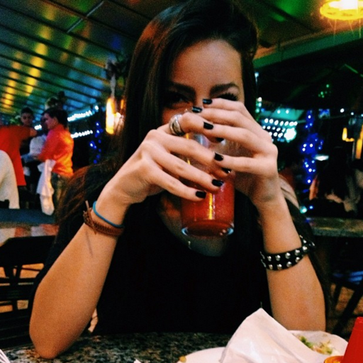As vezes menina, as vezes mulher, e as vezes moleque. 