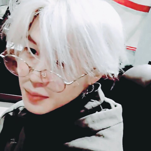 taehyungsgrowl:  sung-jaelly-fish:  jackson looking stupidly cute when they tell him he can finally eat his food  😆😆    @officialwangtrash 