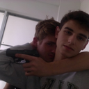 Junto a mim.