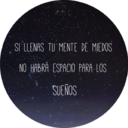 Pero en la noche,  callada te acuestas  y buscas recuerdos en la oscuridad.  Rozan