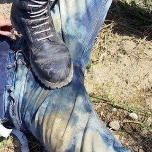 messyjeans:  Can’t resist PISSING jeans… 