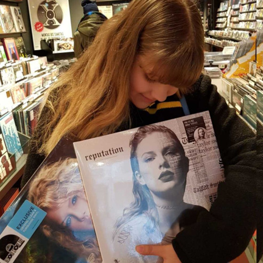 lauralovestaylor:    taylor swift singing lego house for 3 seconds in 9 days and 9 days of nine nights this is what i live for    