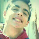 Eu gosto de gente que é gente, que é retardada, bem humorada e que ri de tudo, que fecha tudo, que os pensamentos batem, por que eu sou assim.