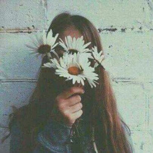 una-persona-que-llora:  “Soy de carácter fuerte, pero soy una buena persona; soy una mezcla entre muchas desilusiones y unas inmensas ganas de sonreír.” — Twitter