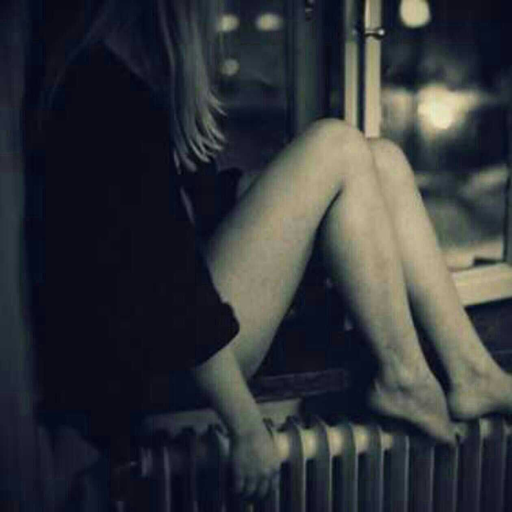 inlovegirl98:  Mira sus muñecas, ahora dime, ¿sigues pensando que es feliz? 