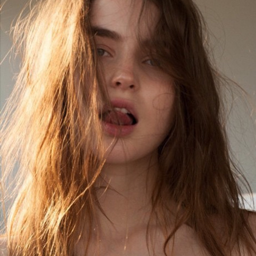 Ela não é mais aquela menina que corre para encontrar um par perfeito, aquela garota que chora pelo que já sofreu e está começando a sofrer novamente, que ninguém intende, que começou a mentir para seus amigos, a falar que seus cortes eram aranhões