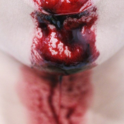 Ich bin ein komischer Mensch. Nein, ganz ehrlich, ich versteh mich selbst nicht. Nicht ein bisschen. Wieso denke ich so eigenartig? Wieso sind meine Emotionen verstärkt? Mal brauche ich Liebe mehr als alles andere und im nächsten Moment könnt ich kotzen.