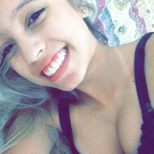 Eu me importei, você não. Eu chorei, você riu. Eu segui em frente, você percebeu. Tarde demais.