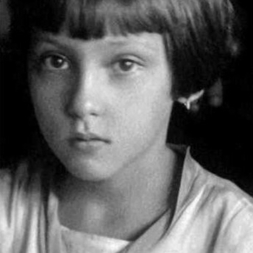 embriague-se-de-poesia:    Estou fruindo o que existe. Calada, aérea, no meu grande sonho.(Clarice Lispector - Água Viva - p. 76)  