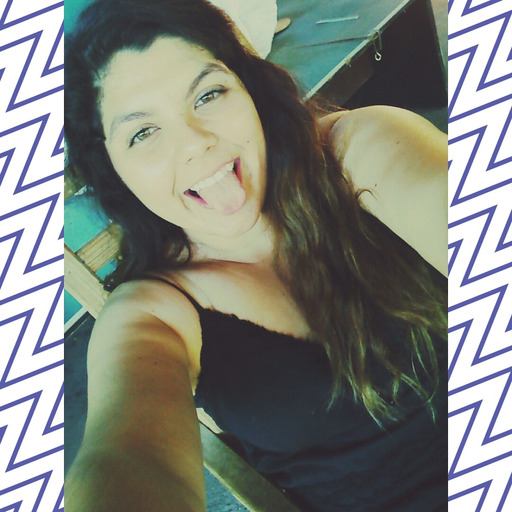 Ríe y achina los ojos.