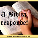 Os anjos no céu cantam em sua glória Enquanto na terra os homens buscam apenas jóias Enriquecem e se esquecem de quem os beneficia Se enaltecem como se ainda houvesse abundância de dias Mais eu me lembro de onde vem minha alegria Mais eu sei bem quem