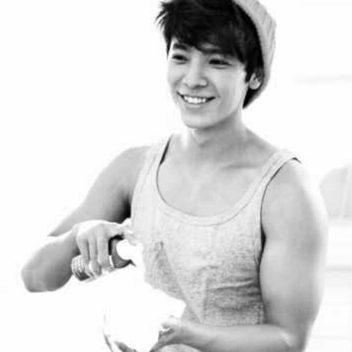 supersole:  This is Captain Yoo Si Jin keeping his coolThis is