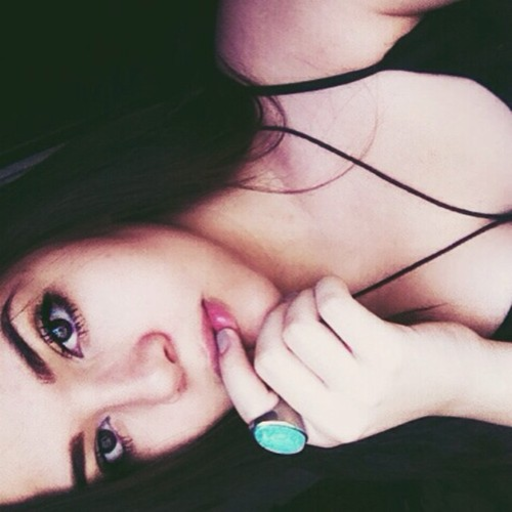 A menina do sorriso bonito dorme com lágrimas nos olhos, todos os dias.