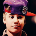 #BieberFact Justin adora quando uma garota olhe fixamente em seus olhos e diz: "I Love U!" ele fica todo feliz e diz: "I love u too!"
