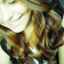Acho tão fofo quando uma menina está conversando com um menino e ele tira o cabelo do olho dela e coloca atrás da orelha. 