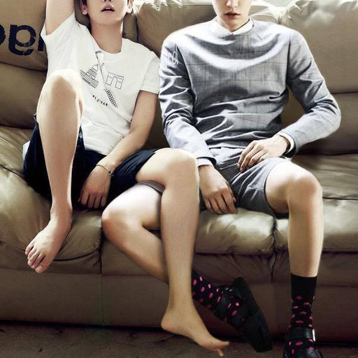 malekpopfeet:  Jimin massaging Taehyung’s feet   