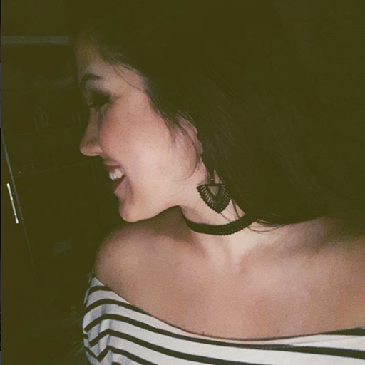Eu queria seu beijo, seu abraço, sua mordida. Tudo nesse exato momento.