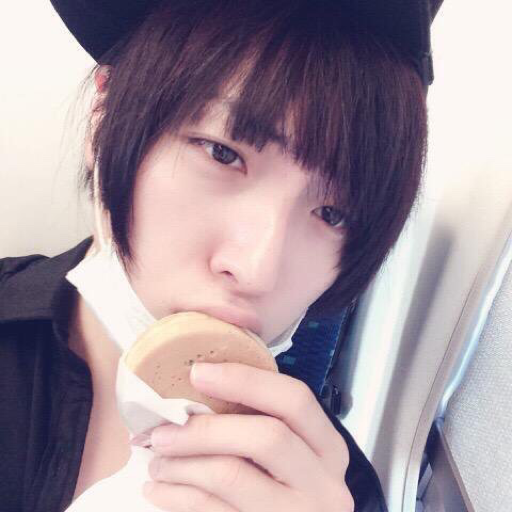 aoi-shoutas:  「秘密のクチヅケ」インストアイベント ドキュメンタリー  he’s so cute and his eyes are really pretty (・ω・)ノ 