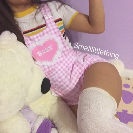 smalllittlething:  I had an accident 🙈🙈 ————————————  (Sorry for the awkward 1 second clip. All the pics turned out bad so I had to use this video that daddy accidentally took 😂😂 also this angle makes my legs look short