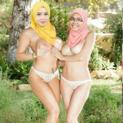 batsasi:  kucak77:  sangapawektudungposts:  awektudung kolom konek di tangga…sedap tetek dia…aummm  pancut dlm mulut best oooo  Love it