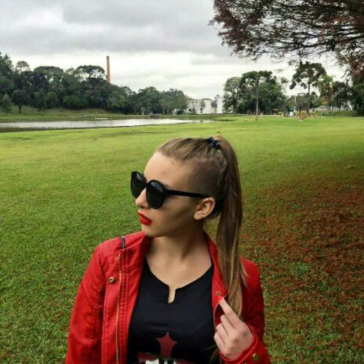 Meninas, ser sexy não é mostrar peito, coxa e bunda. Isso é ser vadia. Aprendam.