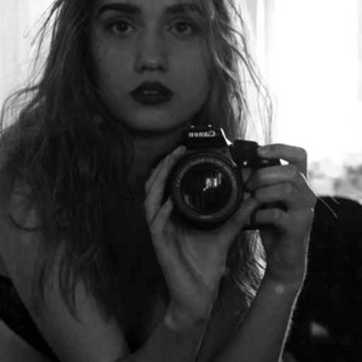 Mi exnovio me ha pedido que vuelva con él. Le he dicho que me diera motivos y me ha pasado el último vídeo porno casero que grabamos. Es bueno el cabrón…Sabe como reconquistar a una mujer.